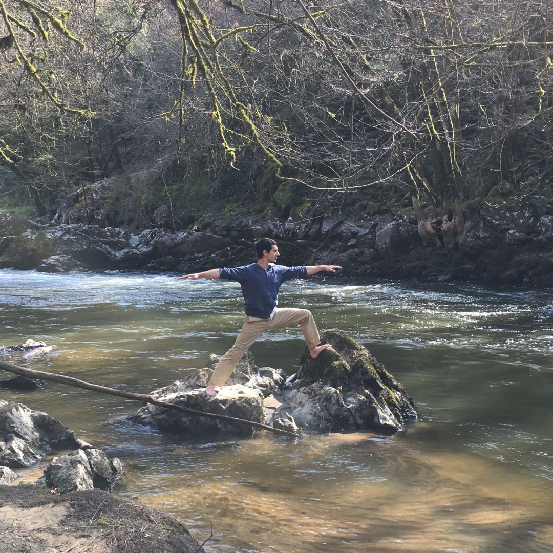 Virabhadrasana, le guerrier : décryptage, bienfaits et symbolique de la posture